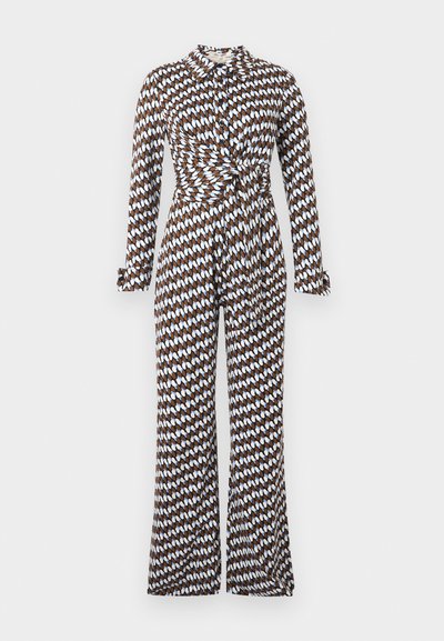 Καφέ και λευκό ολόσωμο φορμάκι με μοτίβο, μακριά μανίκια με κουμπιά μπροστά, γιακά, μανσέτες στα μανίκια και λεπτομέρεια στρίφωμα στη μέση.