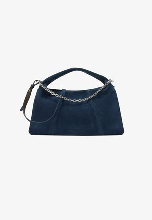 Donkerblauwe suède handtas met een gestructureerde vorm, voorzien van een kettingaccent en een korter handvat, aangevuld met een afneembare leren riem.