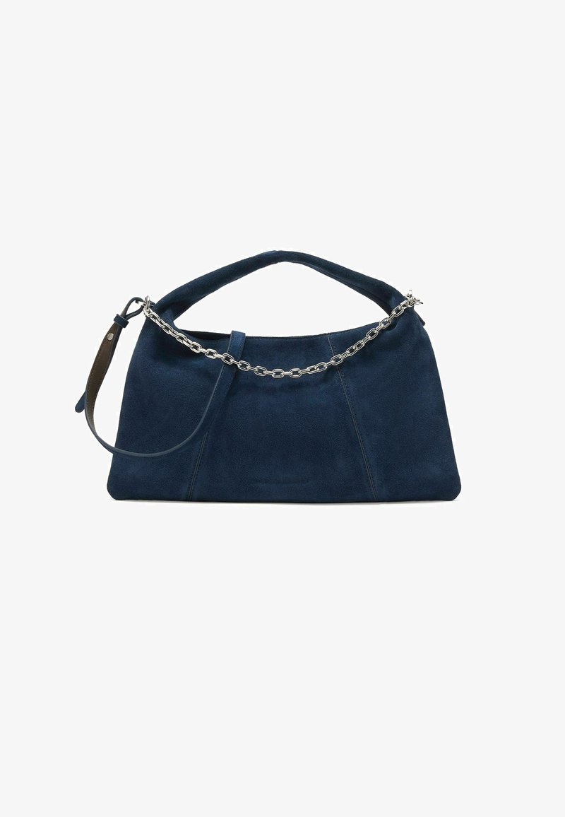 Marineblaue Wildleder-Handtasche mit strukturierter Form, versehen mit einer Kettenverzierung und einem kürzeren Griff, ergänzt durch einen abnehmbaren Leder-Riemen.