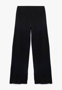 Zwarte gebreide broek met brede pijpen en een zachte textuur, voorzien van een hoge taille en uitlopende pijpopeningen, ontworpen voor comfort en veelzijdigheid.