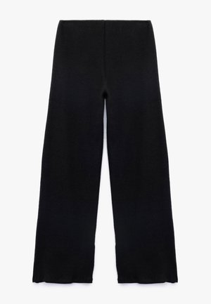 Pantalones de punto negros de pierna ancha con una textura suave, que cuentan con una cintura alta y aberturas de pierna acampanadas, diseñados para la comodidad y la versatilidad.