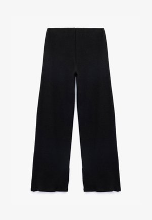 Pantalons à large jambe en tricot noir avec une texture douce, dotés d'une taille haute et d'ouvertures de jambe évasées, conçus pour le confort et la polyvalence.
