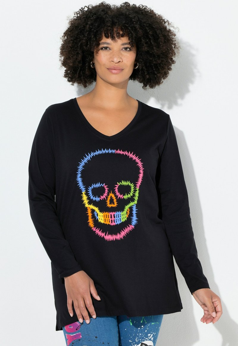 Schwarzes Langarmshirt mit einem bunten Totenkopfdesign, das Zick-Zack-Stiche in Neonpink, Blau, Grün und Orange aufweist. V-Ausschnitt und lockere Passform.