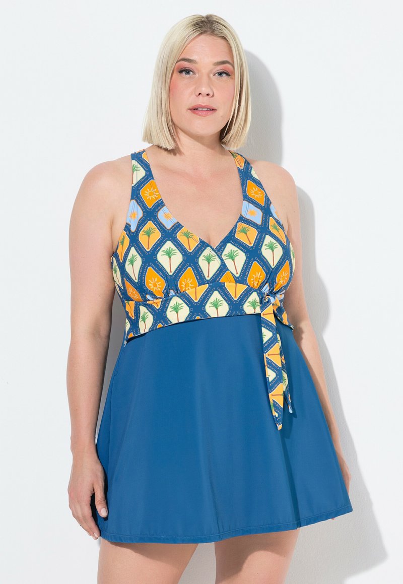 Uimapuku, jossa on kuvioitu yläosa sinisessä, oranssissa ja vihreässä, vyötäröllä kietoutuva nauha ja kellotettu hame. Sileä pintakuvio.