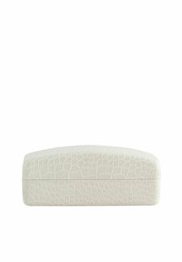 Funda de gafas blanca con textura, con un sutil patrón de cocodrilo, parte superior curva y acabado suave, que presenta un cierre de ajuste preciso.