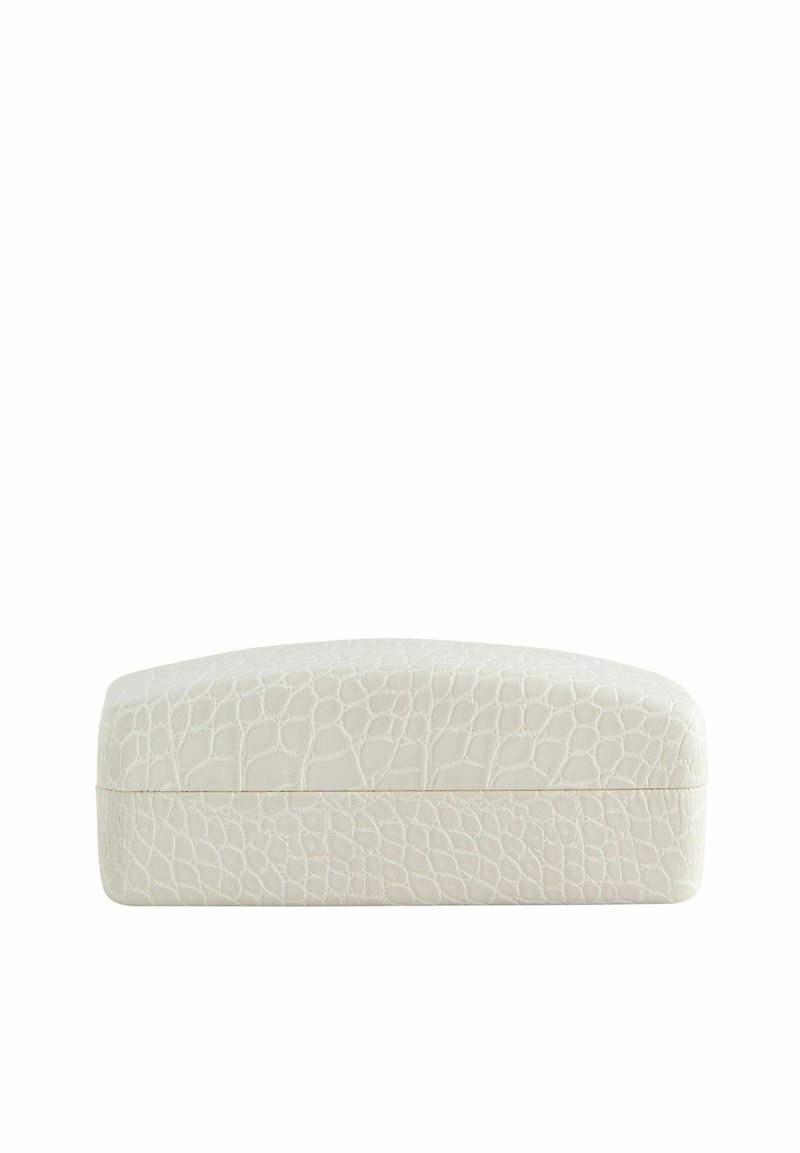 Funda de gafas blanca con textura, con un sutil patrón de cocodrilo, parte superior curva y acabado suave, que presenta un cierre de ajuste preciso.