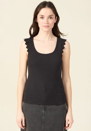 Top de tirantes negro con acentos en los hombros en forma de concha. La tela parece suave y ligera, con una silueta ajustada y un escote amplio.