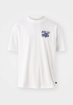 Biała bawełniana koszulka z krótkim rękawem, z niebieskim graficznym wzorem przedstawiającym samochód oraz napisem "NIKE SB" na lewej piersi.
