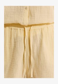 Non sélectionné, light yellow