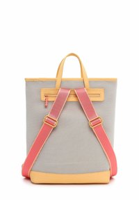 Bolso de malla con sección superior y base amarillas, correas ajustables rosadas y dos asas superiores; presenta una forma rectangular y costuras visibles.