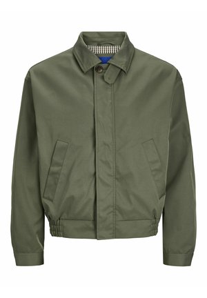 Oliivroheline pommijaak, millel on krae, esine nööbid, kaks küljetaskut ja elastsed varrukaotsad. Siseosa on ruuduline.