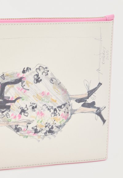 Μαύρα παπούτσια με ψηλό τακούνι και φούστα με λουλουδάτο μοτίβο σε ανοιχτό φόντο με ροζ άκρη φερμουάρ, υπογεγραμμένα «Runway 2025» με μολύβι.