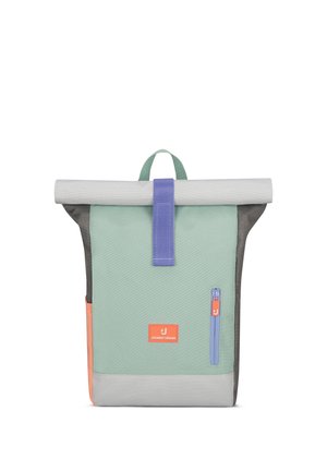 Mochila con cierre enrollable en color verde menta y gris, con tira morada, bolsillo delantero con cremallera y una pequeña etiqueta de marca naranja "Johnny Urban".