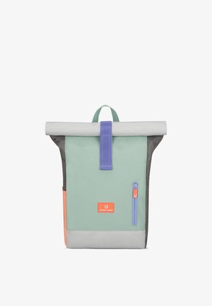 Plecak z rolką w kolorze mięty i szarym z fioletowym paskiem, przednią kieszenią na zamek i małą pomarańczową metką marki „Johnny Urban”.