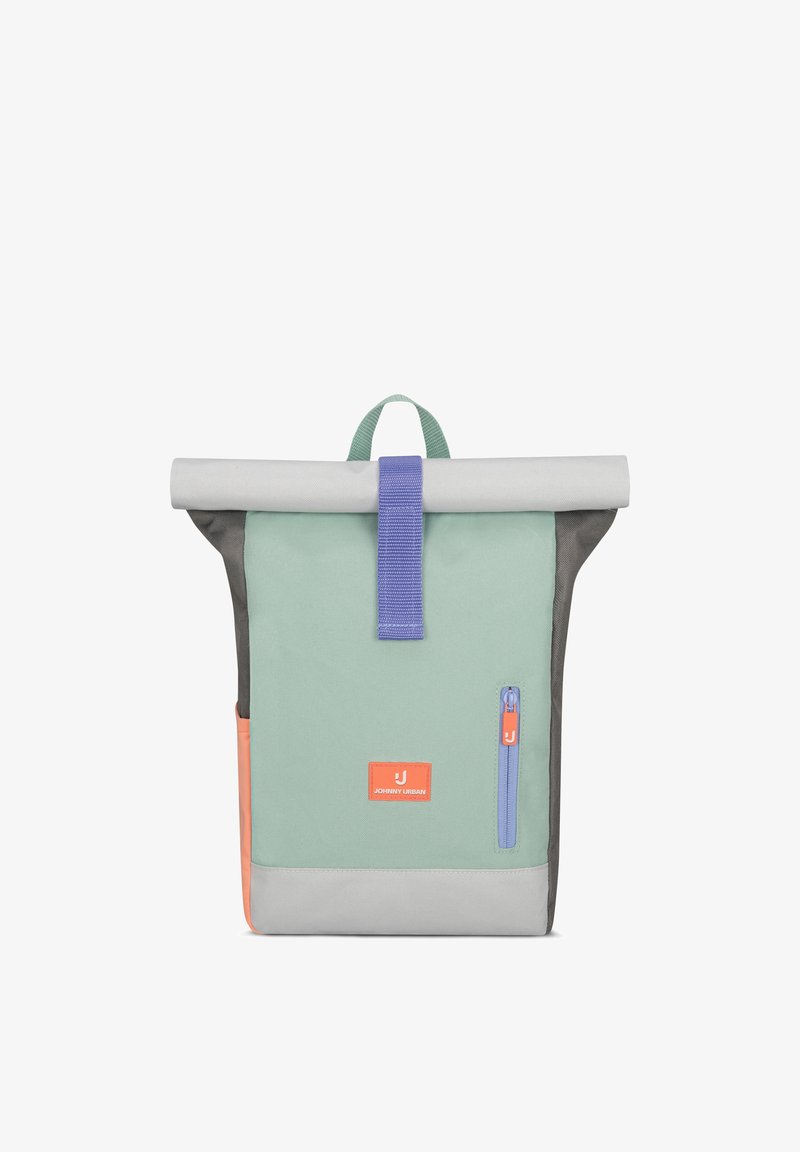 Rucsac cu închidere rulabilă verde mentă și gri, cu bretea mov, buzunar frontal cu fermoar și o etichetă mică portocalie cu marca „Johnny Urban”.