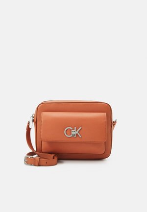 Borsa a tracolla in pelle arancione con tracolla regolabile, patta frontale, ferramenta in tono argento e dettaglio con logo sulla parte anteriore. Texture liscia.