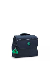 Borsa in tessuto blu navy con chiusura a panciale, logo verde e un portachiavi peloso verde attaccato. Presenta un manico e una superficie texturizzata.