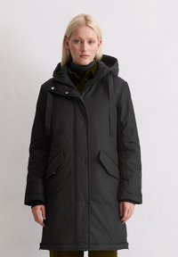 Czarna parka z kapturem, zapinana na zamek błyskawiczny i napy, posiadająca dwie przednie kieszenie oraz regulowane sznurki przy kapturze i mankietach. Gładka tekstura.