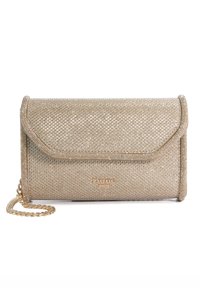Pochette couleur or avec une surface texturée, dotée d'une fermeture à rabat, d'une chaîne et d'un logo embossé sur le devant.