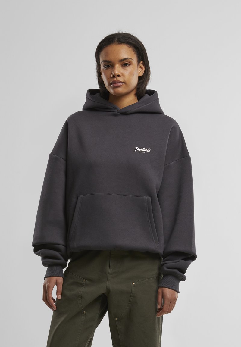 Mørkegrå oversized hoodie lavet af bomuldsblanding, med en frontlomme og et lille hvidt logo, samt en hætte med snoretræk og ribbede manchetter.