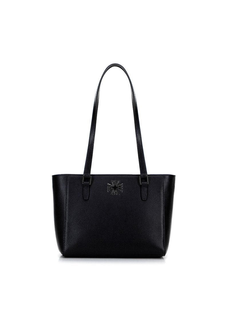 Zwarte leren tote bag met een textuurafwerking, voorzien van dubbele schouderbanden en een decoratief embleem aan de voorkant. Eenvoudige rechthoekige vorm.