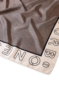 Étole en soie carrée présentant un motif texturé de petits points dans des tons atténués, bordée d'une typographie noire audacieuse et d'une bordure crème.