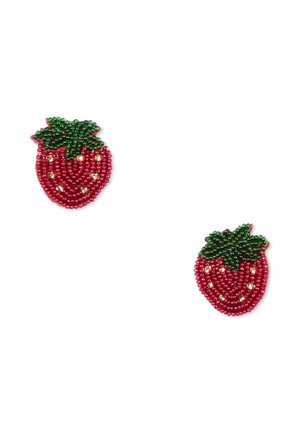 Due orecchini a forma di fragola con perline rosse e foglie verdi su uno sfondo bianco.