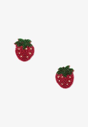 Deux boucles d'oreilles en forme de fraise, ornées de perles rouges et de feuilles vertes en perles, sur fond blanc.