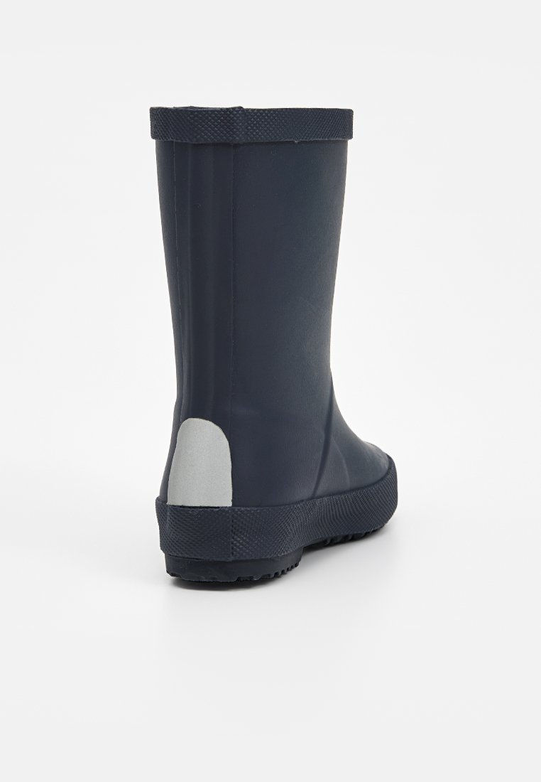 Marineblaue Gummistiefel mit einer strukturierten Oberfläche, flachem Absatz und einem grauen Akzent am Absatz. Mit einer glatten, abgerundeten Oberkante.