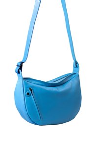 Blaue Leder-Schultertasche mit geschwungener Form, einer seitlichen Reißverschlusstasche und einem flachen, verstellbaren Riemen. Glatte Textur.