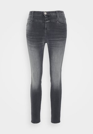 Jeans skinnies de mezclilla gris con efecto desvanecido, con una cintura de altura media, bolsillos delanteros y cierre de botón. Textura suave y forma ajustada.