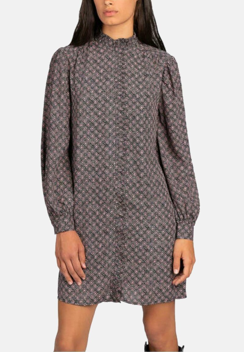 Vestido de manga larga en tela oscura con un estampado floral, cuello alto, cierre de botones en el frente y puños elásticos. Termina por encima de la rodilla.