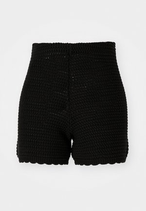 Črne kvačkane kratke hlače z rebrastim vzorcem, visokim pasom in valovitimi robovi. Oblikovane za prileganje silhueti in z zračnim materialom.