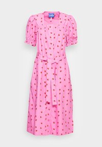 Robe rose avec de petits imprimés de fraises rouges, manches bouffantes courtes, boutonnière à l'avant et une ceinture en tissu assortie à la taille. Matière en coton.
