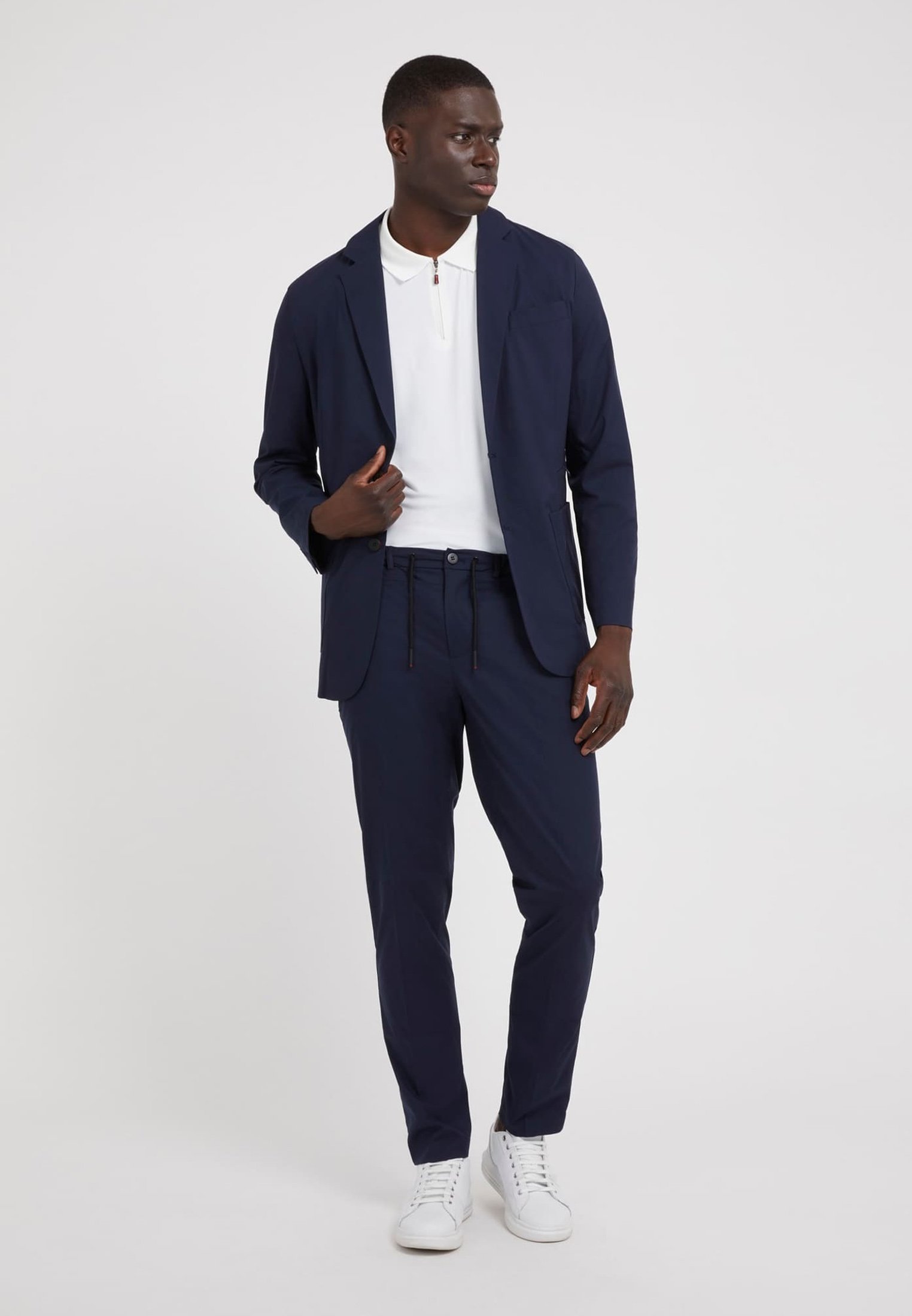 traje formal hombre con tenis