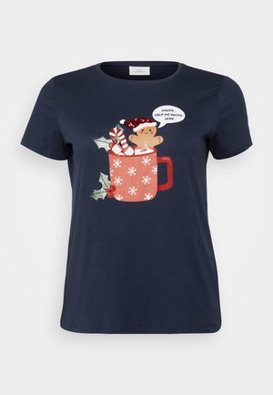 Marineblaues T-Shirt mit einem roten Becher-Design, gefüllt mit einem Lebkuchenmann, einem Zuckerstangen und Stechpalmen, dazu Schneeflockenmuster und eine Sprechblase.