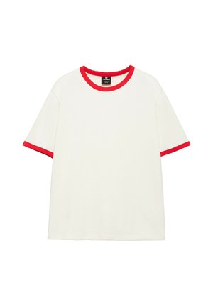 Hvid kortærmet t-shirt med rød kant på krave og ærmekanter, lagt fladt på en ensfarvet baggrund. Ingen synlige grafiske elementer eller mønstre.