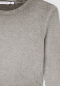 Jasnoszary sweter wykonany z miękkiego, fakturowanego materiału. Posiada okrągły dekolt i ściągacze przy rękawach. Metka pokazuje markę "Terranova" oraz rozmiar "S."