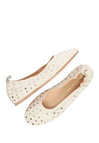 Bailarinas beige de tela, con tachuelas metálicas, punta en forma de almendra y un lazo decorativo en la parte trasera. Forro interior suave.