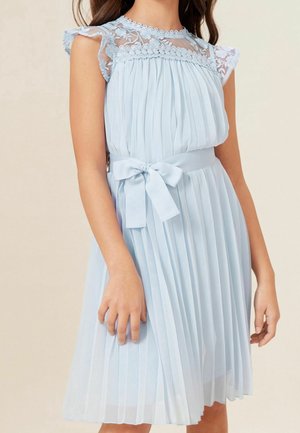 Hellblaues plissiertes Kleid mit Spitzeüberzug, gewelltem Ausschnitt und kurzen, gerafften Ärmeln. Inklusive passendem Stoffgürtel, der in der Taille gebunden ist.