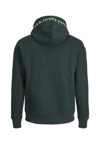 Sweat à capuche vert foncé avec manches longues et texte jaune sur la capuche indiquant "JACK & JONES ESSEN", vu de dos.