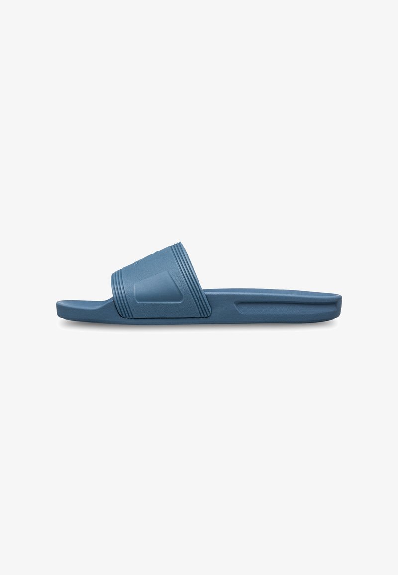 Blauwe slide sandaal met een textuur bovenkant, voorzien van horizontale strepen en een verhoogd ontwerpaccent. Rechte zool gemaakt van duurzaam materiaal.