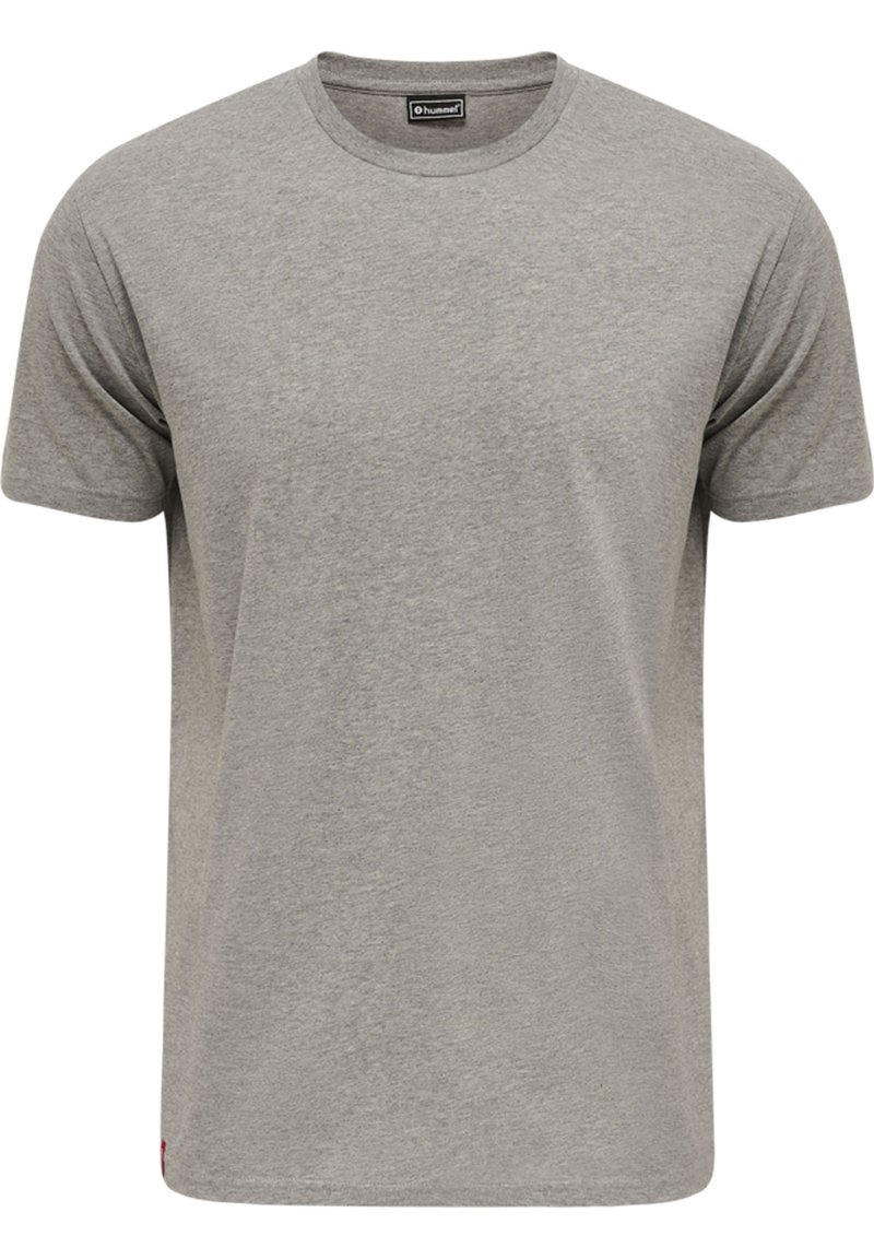 Grå t-shirt med rund hals i mjuk bomullsblandning. Korta ärmar, avslappnad passform, enkel design och liten röd logotypdetalj vid fållen.