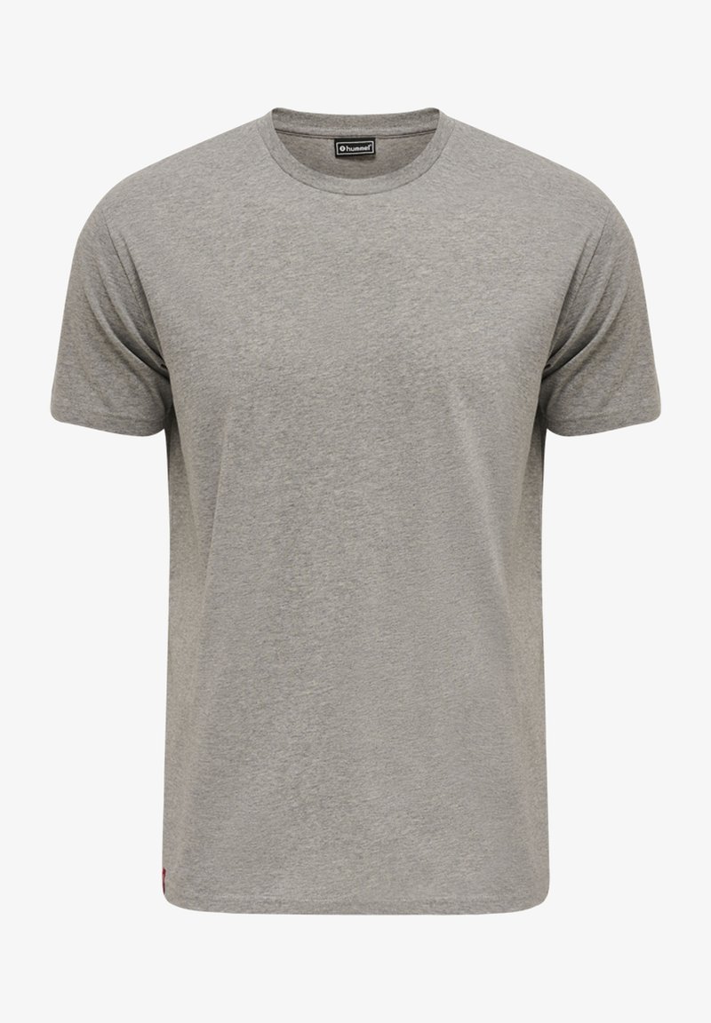 Grå t-shirt med rund hals i mjuk bomullsblandning. Korta ärmar, avslappnad passform, enkel design och liten röd logotypdetalj vid fållen.