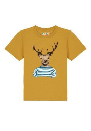 Senfgelbe Baumwoll-T-Shirt mit einem Grafikdesign eines Hirsches, der ein blau-weiß gestreiftes Shirt trägt, mit detaillierten Geweihen im Design.