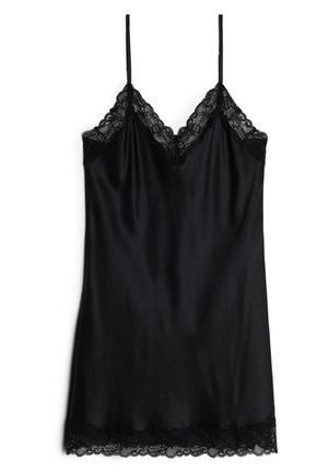 Svart satin cami med justerbara spaghettistroppar, med en spetsdetalj längs halsringningen och fållen för extra detalj och textur.