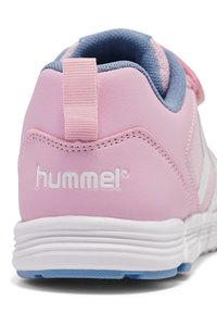 Rosa sneaker med vit branding, som har ett strukturerat syntetiskt material, en slät häl och en blå stoppad krage och sula.