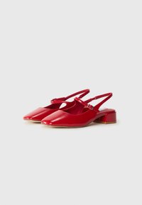 Røde patent lær slingback-sko med spiss tå, justerbar stropp og blokkhelle med gullakcent. Glatt tekstur gjennom hele skoen.