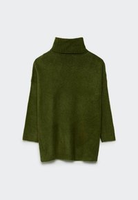 Pull vert olive, col roulé côtelé et manches trois-quarts. Texture douce avec une coupe décontractée et un ourlet fini.