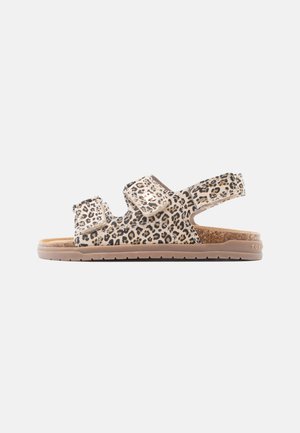 Barns sandal med åben tå, naturfarvet korksål og justerbare stropper med leopardmønster, vist i højre sideprofil på hvid baggrund.